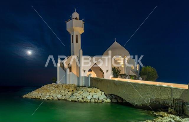 مسجد سالم بن لادن الأبيض، المبني على الجزيرة تحت ضوء القمر مع البحر في الخلفية، الخبر، المملكة العربية السعودية