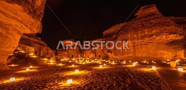 مقابر مدينة الحجر القديمة مضاءة خلال بانوراما الليل، العلا، المملكة العربية السعودية