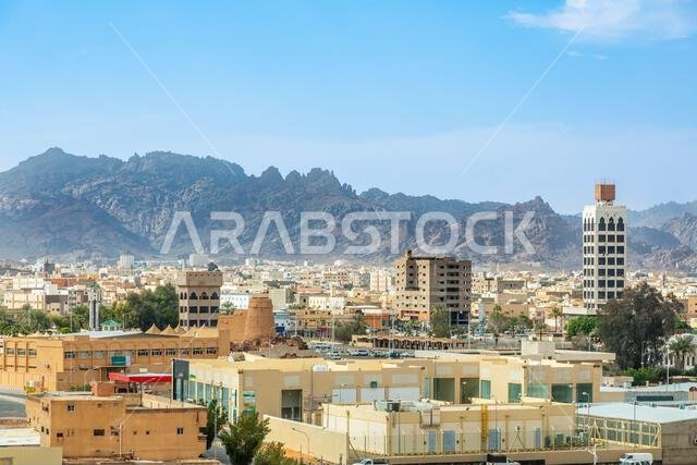 وسط مدينة حائل مع الجبال في الخلفية، حائل، المملكة العربية السعودية