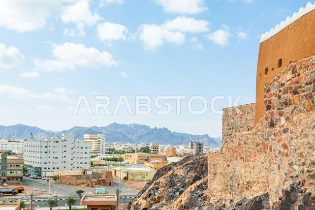 وسط مدينة حائل وأسوار قلعة العارفين العربية القائمة على التل، حائل، المملكة العربية السعودية