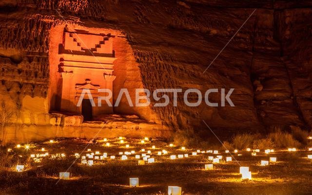 مقابر مدينة الحجر القديمة مضاءة ليلاً، العلا، المملكة العربية السعودية مقابر مدينة الحجر القديمة مضاءة ليلاً، العلا، المملكة العربية السعودية