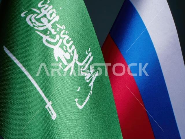صورة مقربة لأعلام المملكة العربية السعودية وروسيا.