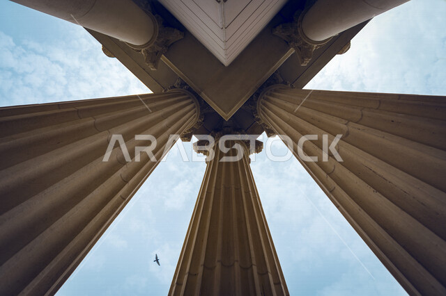 تصوير من الاسفل لأعمده جبسيه في أحد المباني في المملكه العربيه السعوديه, تصميم هندسي معماري مميز