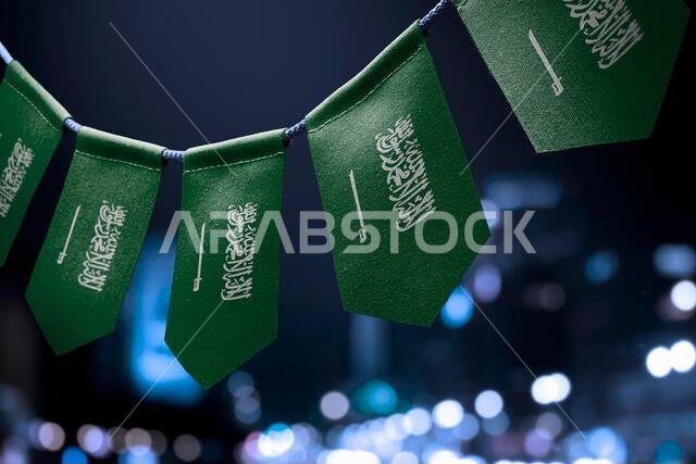 إكليل من أعلام المملكة العربية السعودية على خلفية ضبابية مجردة