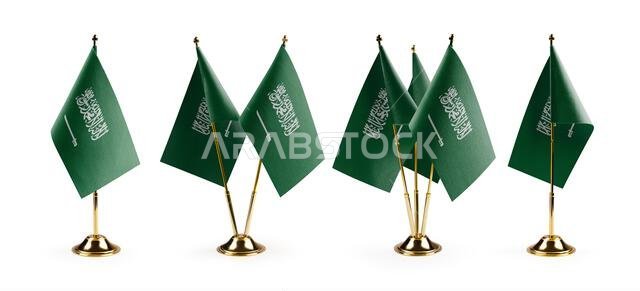 أعلام صغيرة للمملكة العربية السعودية على خلفية بيضاء