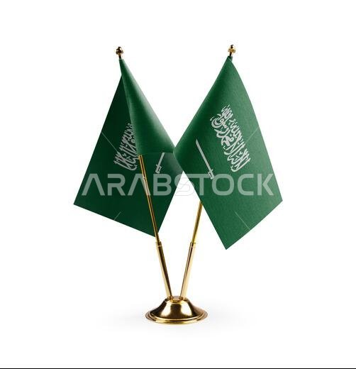 أعلام صغيرة للمملكة العربية السعودية على خلفية بيضاء