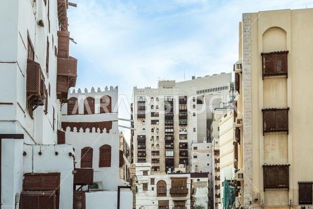البلدة القديمة في جدة، المملكة العربية السعودية، بمنازلها الإسلامية التقليدية ذات النوافذ والشرفات الخشبية.