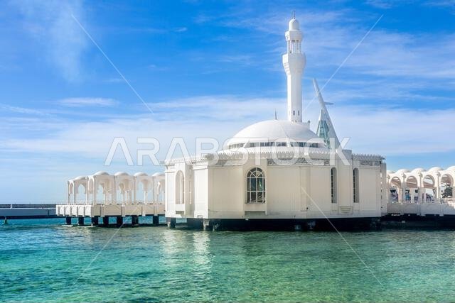 مسجد الرحمة العائم مع البحر في المقدمة، جدة، المملكة العربية السعودية