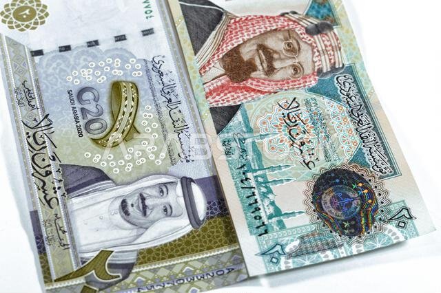 ٢٠ ريالاً سعودياً، عملة ورقية قديمة عليها صورة الملك عبد العزيز ومسجد قباء وجبل النور، وعملة جديدة عليها صورة الملك ٢٠ ريالاً سعودياً، عملة ورقية قديمة عليها صورة الملك عبد العزيز ومسجد قباء وجبل النور، وعملة جديدة عليها صورة الملك
