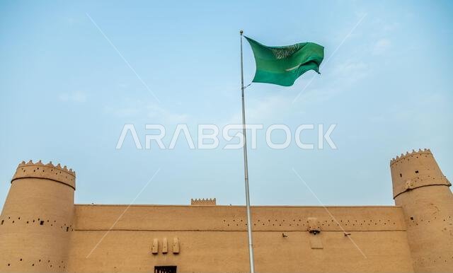 قلعة المصمك، يرفرف علم المملكة العربية السعودية في مهب الريح، الرياض، المملكة العربية السعودية