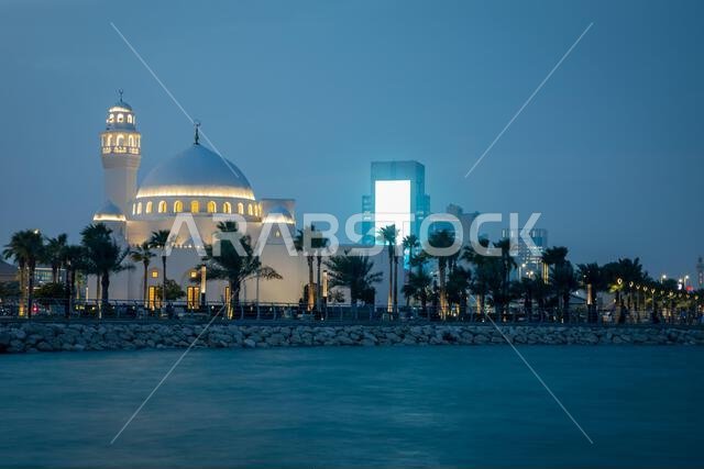 مسجد الجوزة القحطاني الأبيض مع وسط المدينة في الخلفية، الخبر، المملكة العربية السعودية