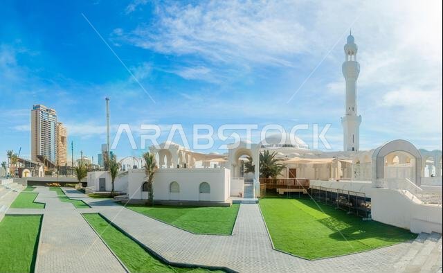 مسجد الرحمة الأبيض مع ممشى المدينة في الخلفية، جدة، المملكة العربية السعودية