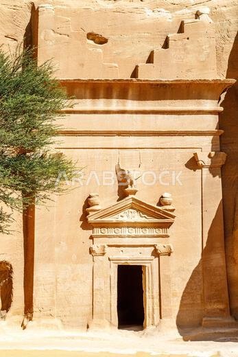 مدخل مزخرف منحوت إلى المقبرة في مجمع جبل البنات، الحِجر، العلا، المملكة العربية السعودية
