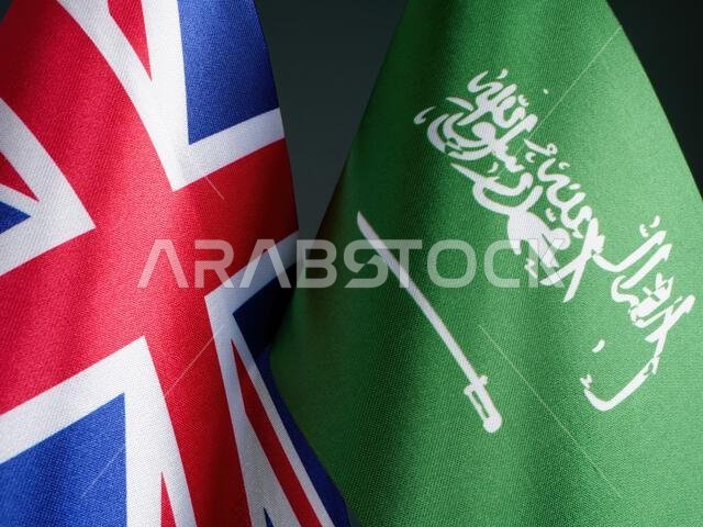 أعلام بريطانيا العظمى والمملكة العربية السعودية جنباً إلى جنب.