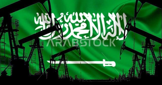 انخفاض أو زيادة في مستوى إنتاج النفط في المملكة العربية السعودية. صورة ظلية لمضخات النفط على خلفية علم المملكة العربية السعودية. مضخات نفط عاملة. تجارة.
