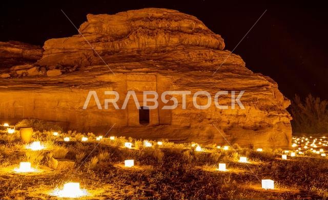 مقابر مدينة الحجر القديمة مضاءة ليلاً، العلا، المملكة العربية السعودية