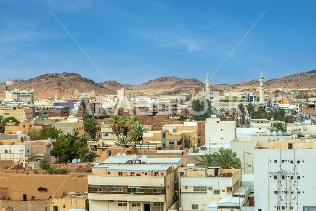 وسط مدينة حائل مع الجبال في الخلفية، حائل، المملكة العربية السعودية