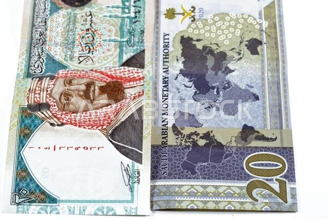 ٢٠ ريالاً سعودياً، عملة ورقية قديمة عليها صورة الملك عبد العزيز ومسجد قباء وجبل النور، وعملة جديدة عليها صورة الملك