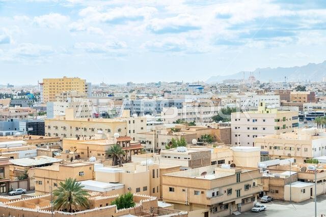 وسط مدينة حائل مع الجبال في الخلفية، حائل، المملكة العربية السعودية