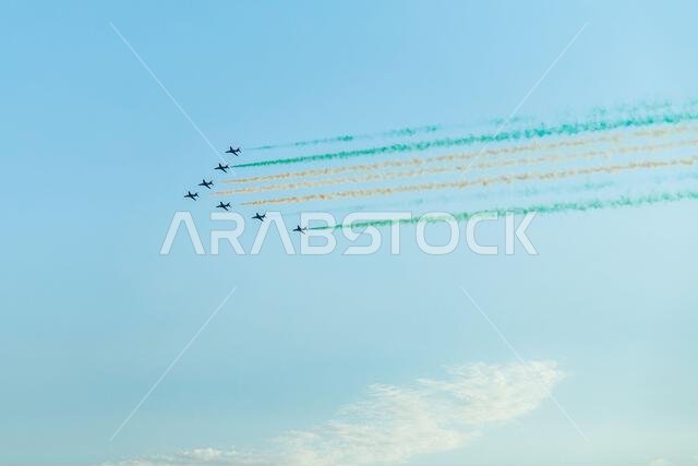 سرب من الطائرات المقاتلة يحمل آثاراً بألوان العلم السعودي، في معرض جدة الجوي