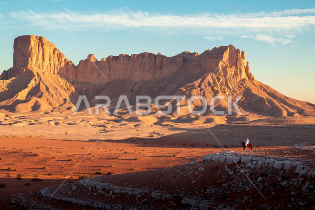  سلسلة جبال طويق ، حافة العالم في مدينة الرياض بالمملكة العربية السعودية ، السياحة في السعودية,  المناظر الطبيعية الجبلية الصحراوية، المعالم التاريخية الأثرية، مناطق صحراوية