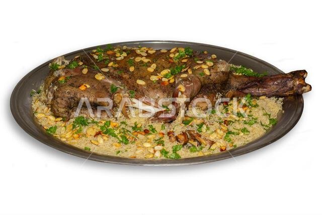 الأوزي العربي (لحم ضأن محشو بالأرز). نوع من الأطعمة العربية التقليدية. مزين باللوز والمكسرات والبقدونس.