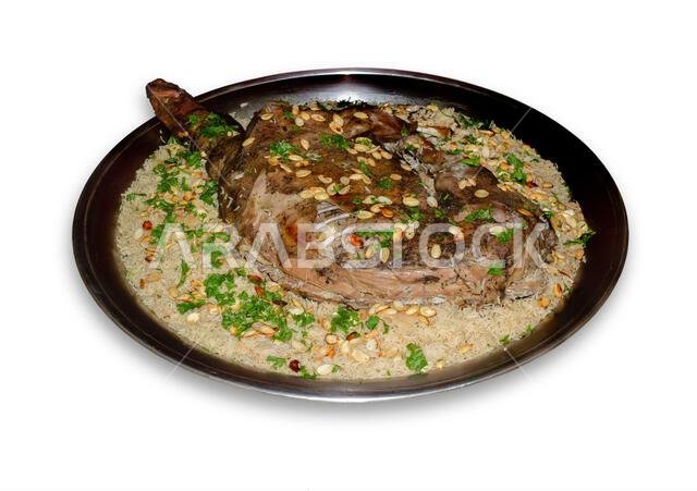 الأوزي العربي (لحم ضأن محشو بالأرز). نوع من الأطعمة العربية التقليدية. مزين باللوز والمكسرات والبقدونس.