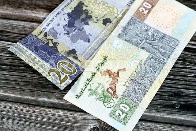 ورقة نقدية سعودية من فئة 20 ريالاً سعودياً، مع 20 جنيهاً مصرياً، وسعر صرف العملات المصرية والسعودية، وصورة لمسجد محمد علي.