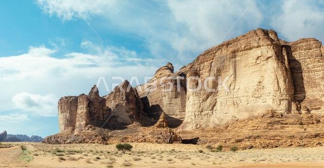 تكوينات التعرية الصحراوية بالقرب من جبل عكمة، العلا، المملكة العربية السعودية