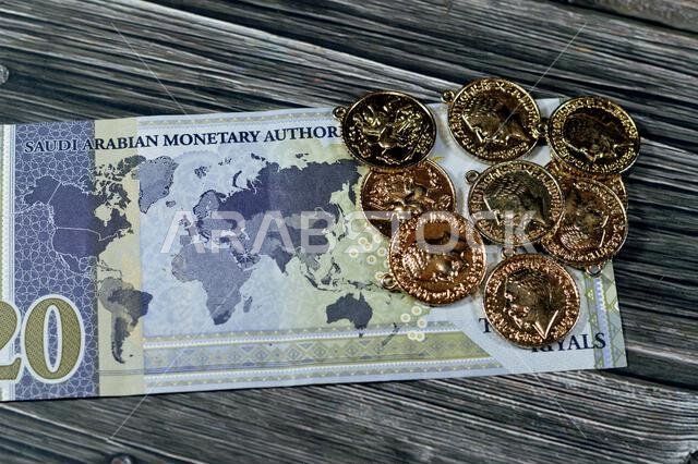 ٢٠ ريال سعودي، عملة ورقية تذكارية تحمل صورة عملات ذهبية بريطانية ذات سيادة، وتتميز بخصائص عملة جورج.