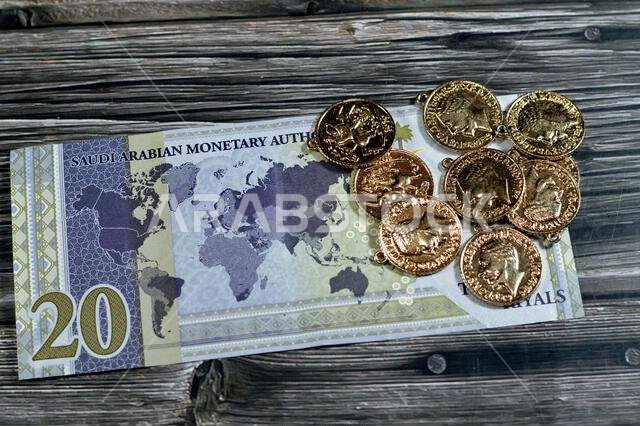 ٢٠ ريال سعودي، عملة ورقية تذكارية تحمل صورة عملات ذهبية بريطانية ذات سيادة، وتتميز بخصائص عملة جورج.
