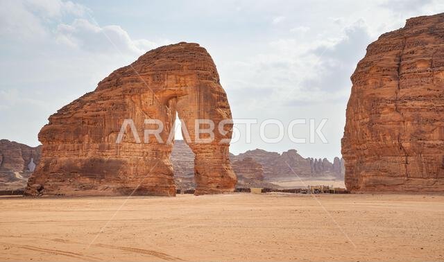 جبل الفيل - صخرة الفيل في صحراء العلا، المملكة العربية السعودية.