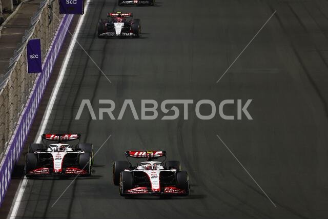 جدة، المملكة العربية السعودية. ١٩ مارس ٢٠٢٣. يتنافس نيكو هولكنبرغ (ألمانيا) وزميله كيفن ماغنوسن (الدنمارك) من فريق هاس VF-23 على المركز الأول. بطولة العالم للفورمولا ١، الجولة الثانية، جائزة السعودية الكبرى، الأحد ١٩ مارس ٢٠٢٣. جدة، المملكة العربية السعودية. حقوق الصورة: جيمس موي/ألامي لايف نيوز