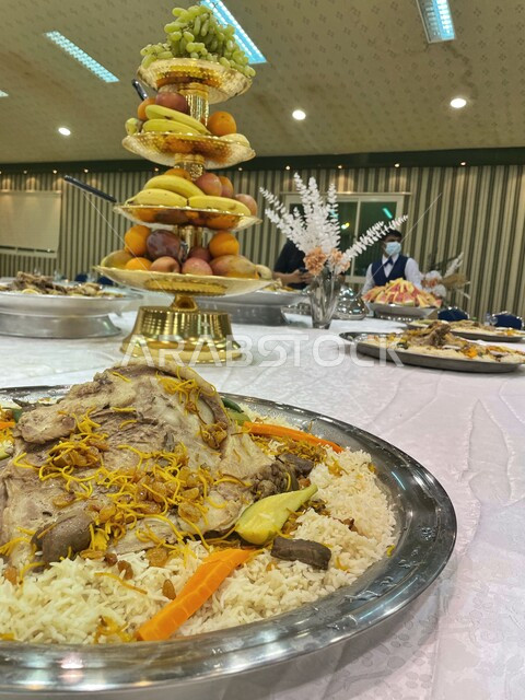 صورة لطاولة بوفيه بإحدى المؤتمرات بالمملكة العربية السعودية , أكلات عربية تقليدية , طبقات من الفواكه المتنوعة , أطباق شعبية . 