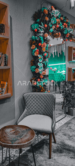 صورة من الداخل لاحد المطاعم، طاولة مطعم ، جلسات هادئة، تصاميم وديكورات مميزة