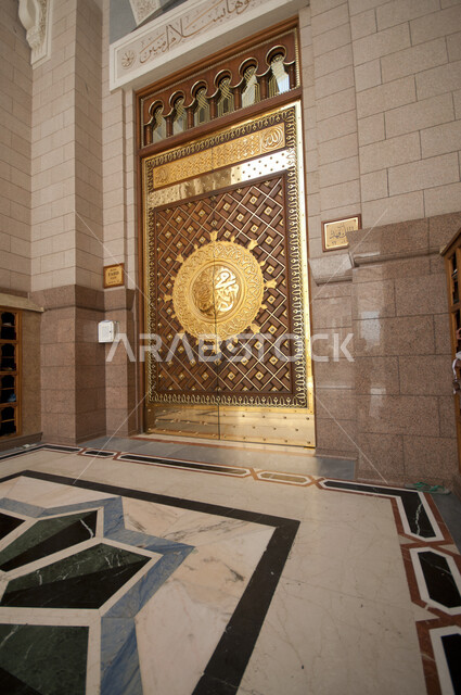 صورة مقربة لاحد الابواب في المسجد النبوي الشريف بالمدينه المنوره، الزخرفه الإسلاميه العريقه لبوابات المسجد النبوي، الفن الهندسي المعماري، مسجد النبي محمد صلى الله عليه وسلم في السعوديه