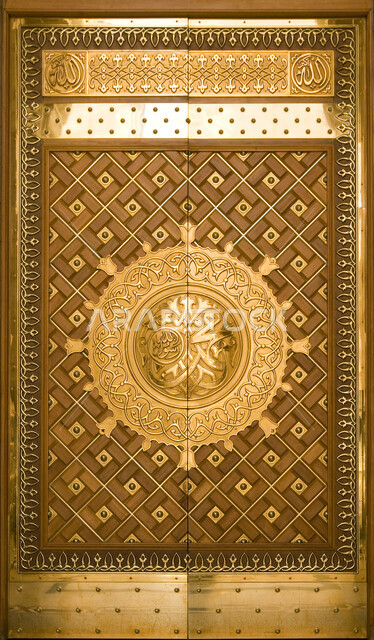 صورة مقربة لاحد الابواب في المسجد النبوي الشريف بالمدينه المنوره، الزخرفه الإسلاميه العريقه لبوابات المسجد النبوي، الفن الهندسي المعماري، مسجد النبي محمد صلى الله عليه وسلم في السعوديه