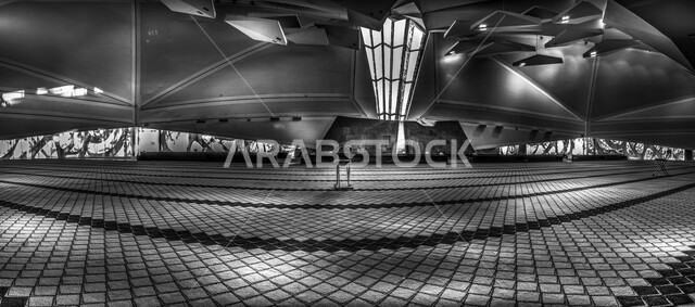 صورة ابداعية من داخل جامع مركز الملك عبدالله المالي ( كافد ) في الرياض بالمملكة العربية السعودية، معالم الرياض المشهورة، الفن الهندسي المعماري، العبادة والتقرب الى الله، السياحة في السعودية، صورة بالأبيض والأسود