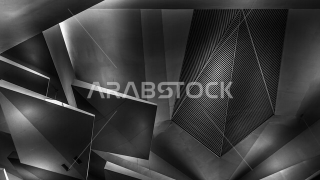 صورة ابداعية من داخل جامع مركز الملك عبدالله المالي ( كافد ) في الرياض بالمملكة العربية السعودية، معالم الرياض المشهورة، الفن الهندسي المعماري، العبادة والتقرب الى الله، السياحة في السعودية، صورة بالأبيض والأسود