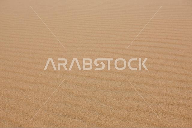 كثيب رملي عند غروب الشمس. منظر طبيعي. خلفية صحراوية ذات ملمس مميز