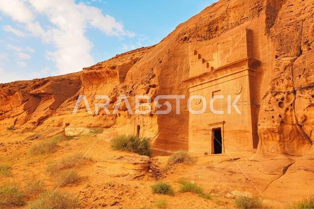 نُحتت العمارة النبطية القديمة على جدار من الحجر الرملي البرتقالي في جبل الأحمر، الحِجر في المملكة العربية السعودية، حيث توجد 18 مقبرة أثرية، و111 مقبرة إجمالاً. نُحتت العمارة النبطية القديمة على جدار من الحجر الرملي البرتقالي في جبل الأحمر، الحِجر في المملكة العربية السعودية، حيث توجد 18 مقبرة أثرية، و111 مقبرة إجمالاً.