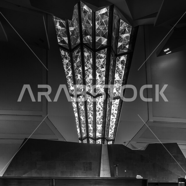 صورة ابداعية من داخل جامع مركز الملك عبدالله المالي ( كافد ) في الرياض بالمملكة العربية السعودية، معالم الرياض المشهورة، الفن الهندسي المعماري، العبادة والتقرب الى الله، السياحة في السعودية، صورة بالأبيض والأسود