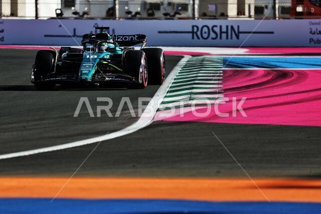 جدة، المملكة العربية السعودية. ١٧ مارس ٢٠٢٣. لانس سترول (كندا)، فريق أستون مارتن للفورمولا ١، رقم السيارة AMR23. بطولة العالم للفورمولا ١، الجولة الثانية، جائزة السعودية الكبرى، الجمعة ١٧ مارس ٢٠٢٣. جدة، المملكة العربية السعودية. حقوق الصورة: جيمس موي/ألامي لايف نيوز