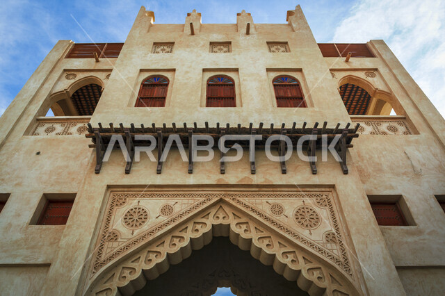 تصوير من الاسفل لمبنى شعبي أثري , الهندسه المعماريه العربيه العريقه, ديكور وزخارف هندسيه مميزه,الفن الهندسي للمباني التاريخيه في المملكه العربيه السعوديه