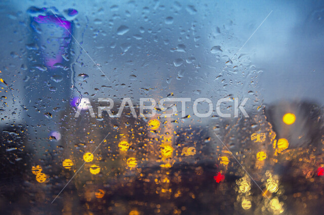 صورة من خلف الزجاج لمدينة الرياض, أجواء ممطره, الأبراج و ناطحات السحاب، الفن الهندسي المعماري ، معالم سياحية مشهورة بالرياض في المملكة العربية السعودية