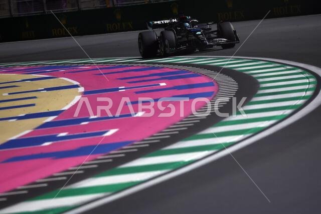 جدة، المملكة العربية السعودية. ١٧ مارس ٢٠٢٣. جورج راسل (بريطانيا) سيارة مرسيدس AMG F1 W14. بطولة العالم للفورمولا ١، الجولة الثانية، جائزة السعودية الكبرى، الجمعة ١٧ مارس ٢٠٢٣. جدة، المملكة العربية السعودية. حقوق الصورة: جيمس موي/ألامي لايف نيوز
