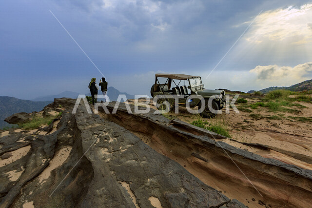 منظر طبيعي من فوق قمه جبليه في المملكه العربيه السعوديه,  الطرق الوعره في الجبال, التضاريس الجبليه, رحله بريه, مغامرات وأنشطه سياحيه