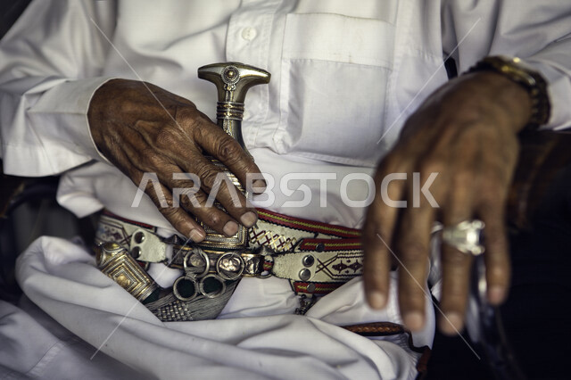تصوير مقرب لرجل عربي سعودي خليجي كبير في السن يرتدي الخنجر, الزي الشعبي التقليدي, تراثيات و شعبيات