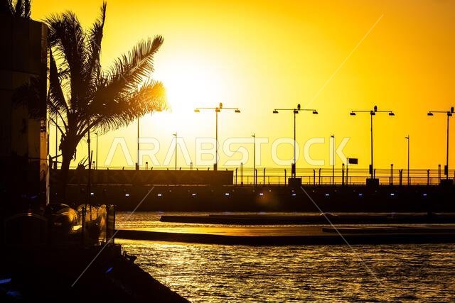 جدة، المملكة العربية السعودية. ١٦ مارس ٢٠٢٣. أجواء حلبة السباق - غروب الشمس. ١٦/٠٣/٢٠٢٣. بطولة العالم للفورمولا ١، الجولة الثانية، جائزة السعودية الكبرى، جدة، المملكة العربية السعودية، يوم التحضير. حقوق الصورة محفوظة لـ: XPB/Press Association Images. المصدر: XPB Images Ltd/Alamy Live News