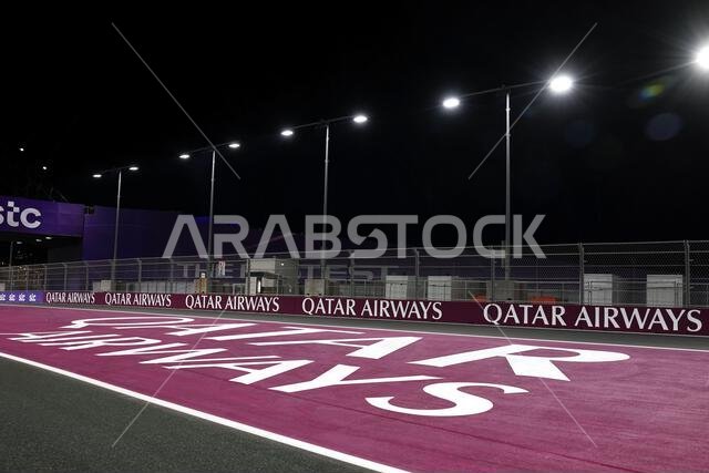 جدة، المملكة العربية السعودية. ١٦ مارس ٢٠٢٣. أجواء حلبة السباق - شعار الخطوط الجوية القطرية. بطولة العالم للفورمولا ١، الجولة الثانية، جائزة السعودية الكبرى، الخميس ١٦ مارس ٢٠٢٣. جدة، المملكة العربية السعودية. حقوق الصورة: جيمس موي/ألامي لايف نيوز